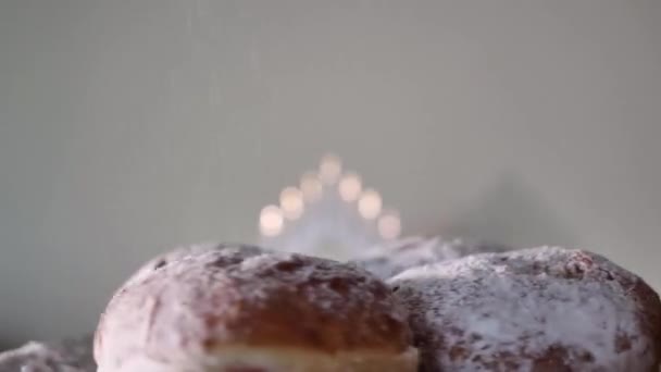 香甜的甜甜圈与糖粉庆祝快乐光明节 传统的犹太食物特写镜头 — 图库视频影像