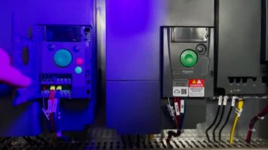 Elektrik kontrol paneli devre kesicilerle elektrik arzı ve daimi elektrik dağıtımı için konut sağlıyor. Mühendis kablolu bağlantı terminalini açıyor..