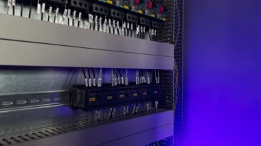 Elektrik kontrol paneli devre kesicilerle elektrik arzı ve daimi elektrik dağıtımı için konut sağlıyor. Mühendis kablolu bağlantı terminalini açıyor..