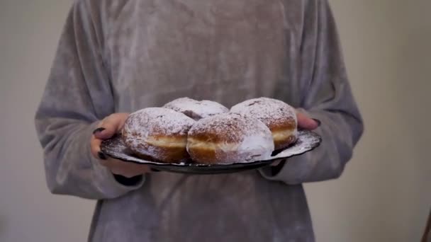 Сладкие Пончики Сахарной Пудрой Праздник Хануки Традиционная Еврейская Еда Женщина — стоковое видео