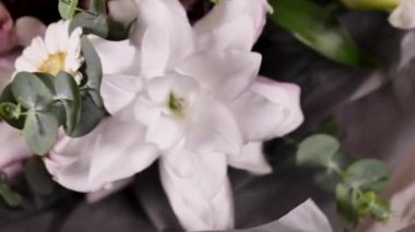 Arka plandaki bahar çiçekli çiçek aranjmanı kapanıyor. Anneler Günü 'nü, 8 Mart Uluslararası Kadınlar Günü' nü kutluyoruz. Çiçekler gardenya, gül, şakayık