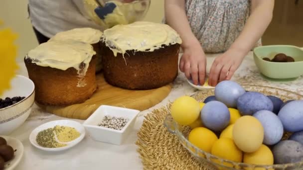 Anya Lánya Húsvétra Készülnek Anya Cukormázat Tesz Tortákra Míg Lánya — Stock videók