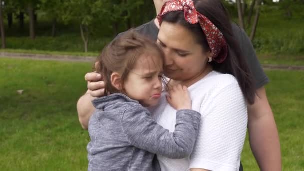 Mãe Beijo Afetuoso Testa Das Crianças Transmite Seu Profundo Amor — Vídeo de Stock
