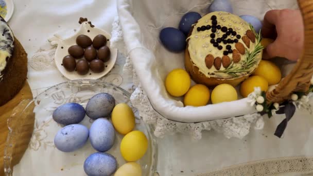 Pão Páscoa Tradicional Cercado Por Ovos Páscoa Coloridos Kulich Adornado — Vídeo de Stock