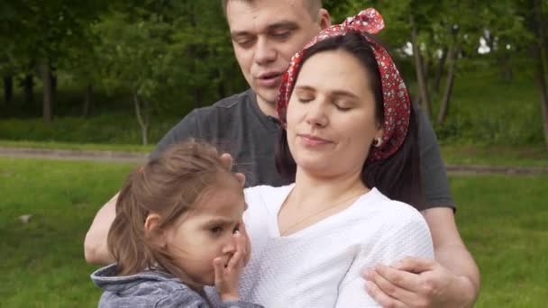Ласковый Поцелуй Матери Лоб Ребенка Выражает Глубокую Любовь Заботу Отец — стоковое видео