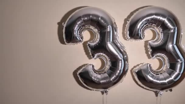 生日快乐33岁 有银灰色号码 庆祝节日的Gel Balls 特写镜头 没有人 — 图库视频影像