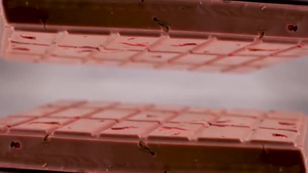 Close Uma Barra Chocolate Rubi Leite Com Pedaços Amêndoas Nozes — Vídeo de Stock