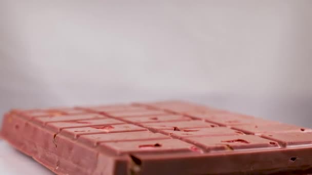 Tyčinka Růžové Rubínové Čokolády Zmrazenými Jahodami Mandlemi Zblízka Zdravý Dezert — Stock video