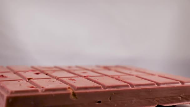 Dondurulmuş Çilek Bademle Birlikte Yakın Plan Pembe Yakut Çikolatası Böğürtlen — Stok video