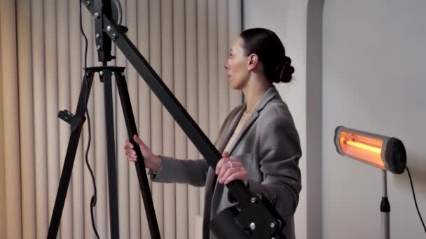 Eine Junge Fotografin Grauen Anzug Justiert Die Professionelle Beleuchtungsanlage Für — Stockvideo