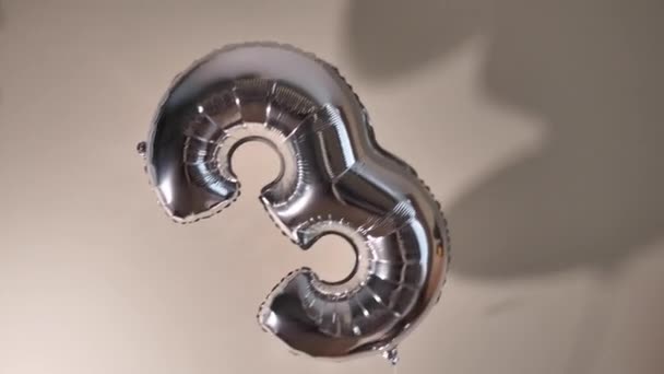 银球的形状是33号 靠在米黄色的墙上 两个气球绑在底部 生日快乐 — 图库视频影像