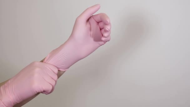절차의 분홍색 장갑을 착용하는 직업적인 미용사 장갑에 — 비디오