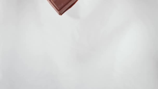 Dondurulmuş Çilek Bademli Büyük Sütlü Çikolata Ayrı Beyaz Arka Plan — Stok video