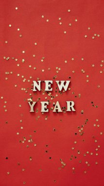 Kırmızı altın kaplama süsleme üzerine yeni yıl arkaplan harfli Noel düz tablosu. Yakın plan, parlak kompozisyon. Kartpostal 