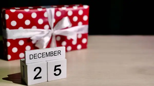 Akşamları evde yeni yıl düzleşmesi. Noel ağacı, mumlar, kartpostallar, sadakalar, kakao, marşmelov... . 