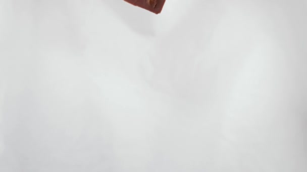 凍結乾燥したイチゴとナッツアーモンドが付いている大型ミルクチョコレートバー 隔離された白い背景のクローズアップ — ストック動画
