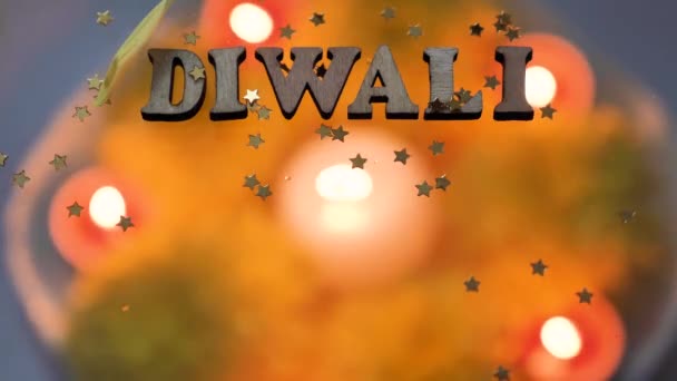 ディワリの宗教的なインドの祭典のお祝い ヒンディー語フェスティバルでホリキャンドルを燃やす黄色い花が閉じる — ストック動画