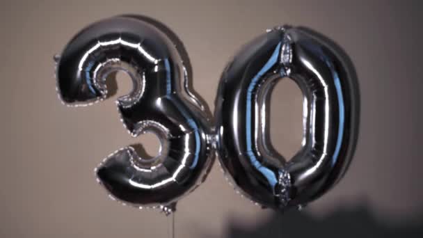 生日快乐三十岁 有银灰色的号码和花束 庆祝节日用的凝胶球30号 特写镜头 没有人 — 图库视频影像
