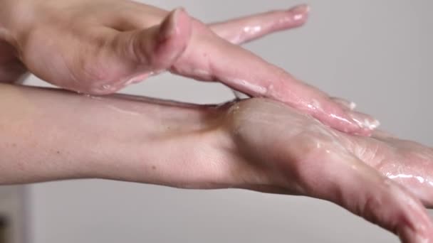 在白色背景下 用肥皂和水洗手 以去除污垢和细菌 手指慢慢地轻柔地移动 — 图库视频影像