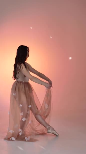 Eine Junge Frau Ein Tanzendes Ballerinamädchen Bewegt Sanft Ihre Arme — Stockvideo