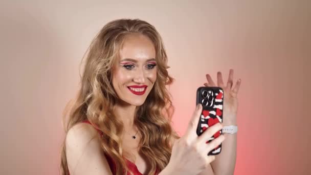 Uma Jovem Vestido Vermelho Tira Uma Selfie Com Cabelo Loiro — Vídeo de Stock