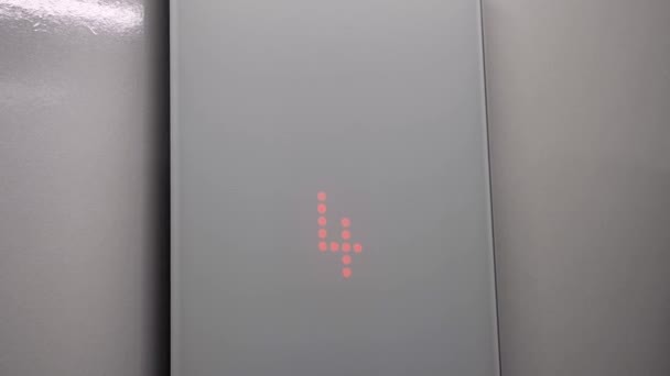Bagian Dalam Lift Dengan Panel Kaca Indikator Lantai Menyala Dengan — Stok Video