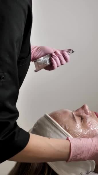 Ein Professioneller Kosmetologe Trägt Eine Carboxytherapie Maske Mit Einem Pinsel — Stockvideo