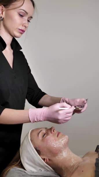 Professional Cosmetologist Applies Carboxytherapy Mask Clients Face Brush Close Vertical — Stock Video