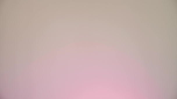 Женщина Блондинка Розовой Лентой Соломенная Шляпа Длинных Волосах Голубом Платье — стоковое видео