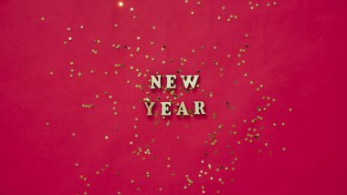 Kırmızı altın kaplama süsleme üzerine yeni yıl arkaplan harfli Noel düz tablosu. Yakın plan, parlak kompozisyon. Kartpostal 