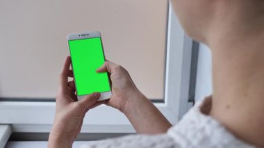 Beyaz Kafkas Kadın, ofiste kadınların elinde yeşil ekranlı kaydırmalı telefon kullanıyor. Gerçek hayatta modern teknoloji