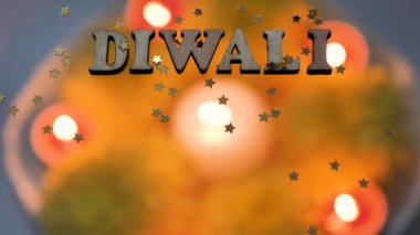 Hint din festivali Diwali 'nin kutlaması. Sarı çiçekler ve yanan Holi mumları yakın planda Hint festivalinde, 
