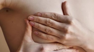 Tanınmayan kadınlar üstsüz göğüs kanseri kontrolü yapıyorlar. Göğüs değişikliklerini, muhtemel şişlikleri, çarpıtmaları ya da şişlikleri kontrol ediyorum. Göğüs kanseri farkındalığı