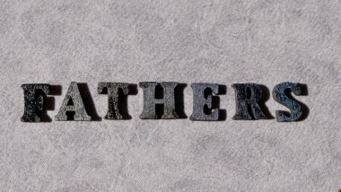 Babaya siyah harflerle Gri arka planda Babalar Günü 'nde yakın plan çekimde mektup yazmak