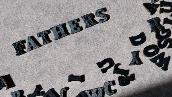 Babaya siyah harflerle Gri arka planda Babalar Günü 'nde yakın plan çekimde mektup yazmak