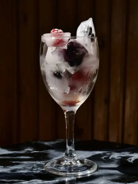 Mevsimlik vitamin vitaminleri, ahududu, çilek, kiraz, yaban mersini, böğürtlen, böğürtlen, böğürtlen ve meyvelerin korunması için dondurulmuş böğürtlen ve meyveli bir bardak.