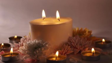 Hindistan 'da Diwali ya da Deepavali bayramını mum ve çiçeklerle kutluyoruz. Hindular ışık festivalini kutluyor