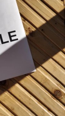 Sanal Pazartesi İnstagramı dikey hikayeleri. Ahşap arka planda değişiklik efektiyle indirimli, güneşli gün