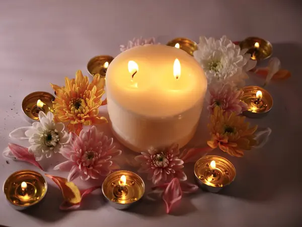 Hindistan 'da Diwali ya da Deepavali bayramını mum ve çiçeklerle kutluyoruz. Hindular ışık festivalini kutluyor, 