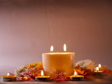 Hindistan 'da Diwali ya da Deepavali bayramını mum ve çiçeklerle kutluyoruz. Hindular ışık festivalini kutluyor, 