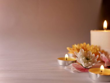 Hindistan 'da Diwali ya da Deepavali bayramını mum ve çiçeklerle kutluyoruz. Hindular ışık festivalini arka planda kutladılar, Boşluğu Kopyala