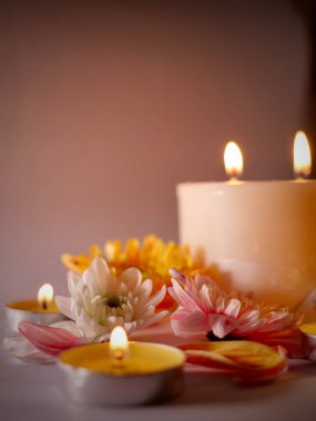 Hindistan 'da Diwali ya da Deepavali bayramını mum ve çiçeklerle kutluyoruz. Hindular ışık festivalini dikey kutluyor