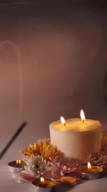 Hindistan 'da Diwali ya da Deepavali bayramını mum ve çiçeklerle kutluyoruz. Hindular ışık festivalini kutluyorlar, dikey hikaye.