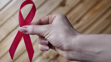 Meme kanseri Kadınlar Ayı kavramı. Ahşap arka planda pembe sembol kurdelesi var.