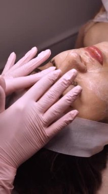 Bir kadının derisini yüzmek, kaplıca tedavisi güzellik uzmanında dinlenmek ve ilgilenmek, yakın plan, dikey...