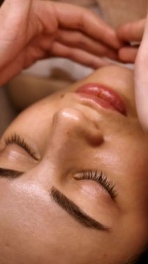 Göz kapaklarının etrafındaki yüz için kırışıklık önleyici nemlendirici jel. Kadınlar güzellik uzmanına gider, yakın plan, dikey