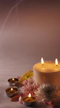 Hindistan 'da Diwali ya da Deepavali bayramını mum ve çiçeklerle kutluyoruz. Hindular ışık festivalini dikey kutluyor
