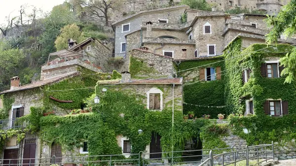 Ligurian dağlarında taş binaları ve kaldırım taşlı yolları olan Castelvecchio di Rocca Barbena adında güzel bir ortaçağ köyü.