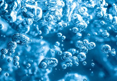 Mavi tonda suda şeffaf hava kabarcıkları.