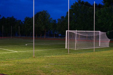 Gece okulun yanında küçük bir futbol stadyumu..